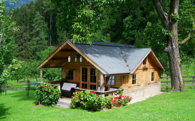 Ein hÃ¶lzernes Gartenhaus, ideal fÃ¼r die Sommersaison