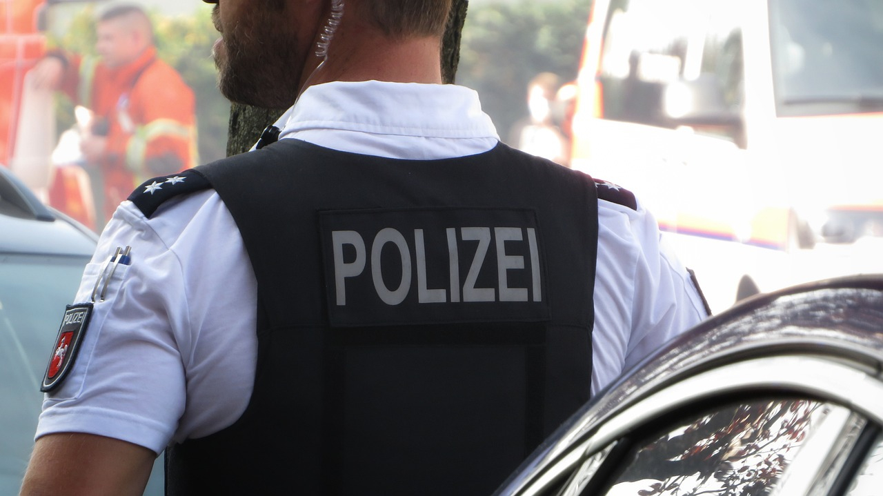 Schwerer Verkehrsunfall in Bielefeld - FÃ¼hrerscheinloser und betrunkener Fahrer verursacht Chaos